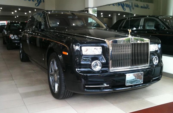 Rolls-Royce Phantom Year of the Dragon là phiên bản đặc biệt dành riêng cho năm Nhâm Thìn 2012. Được biết, hãng Rolls-Royce chỉ sản xuất đúng 33 chiếc theo đơn đặt hàng. Bởi vậy, việc người Việt Nam sở hữu 2 chiếc Rolls-Royce rồng cho thấy mức độ chịu chơi của giới mê xe Việt.